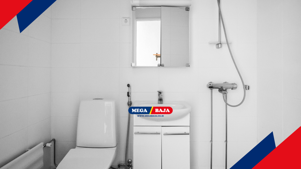 Kamar mandi kecil Anda bisa berubah menjadi ruang yang fungsional dan aman.