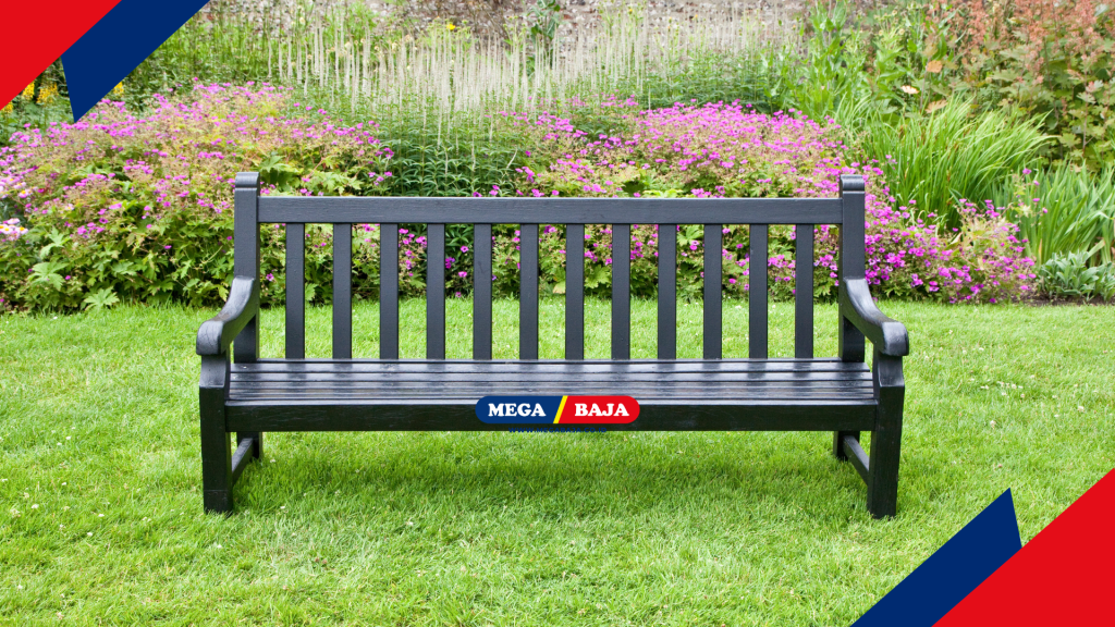 kursi besi warna hitam di taman hijau