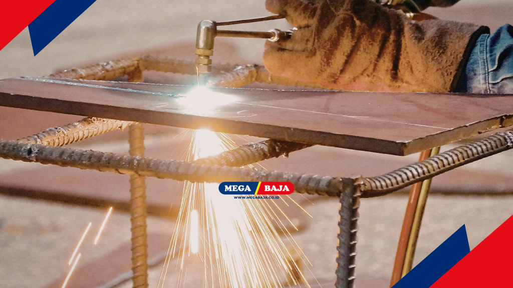 Welder sedang mengerjakan struktur metal