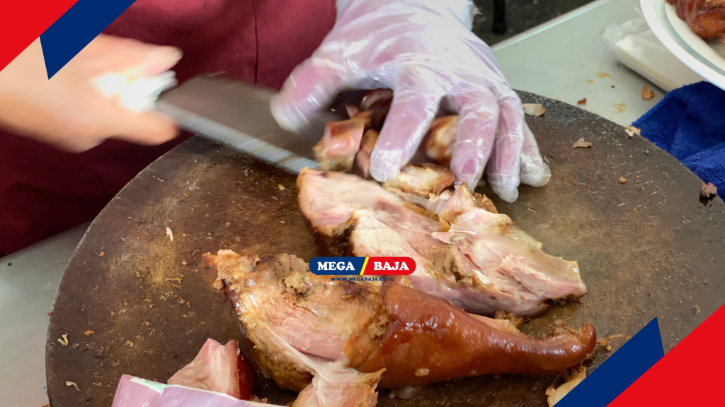 Bayangkan saja, ada yang sedang memotong daging, ada yang mengulek bumbu opo