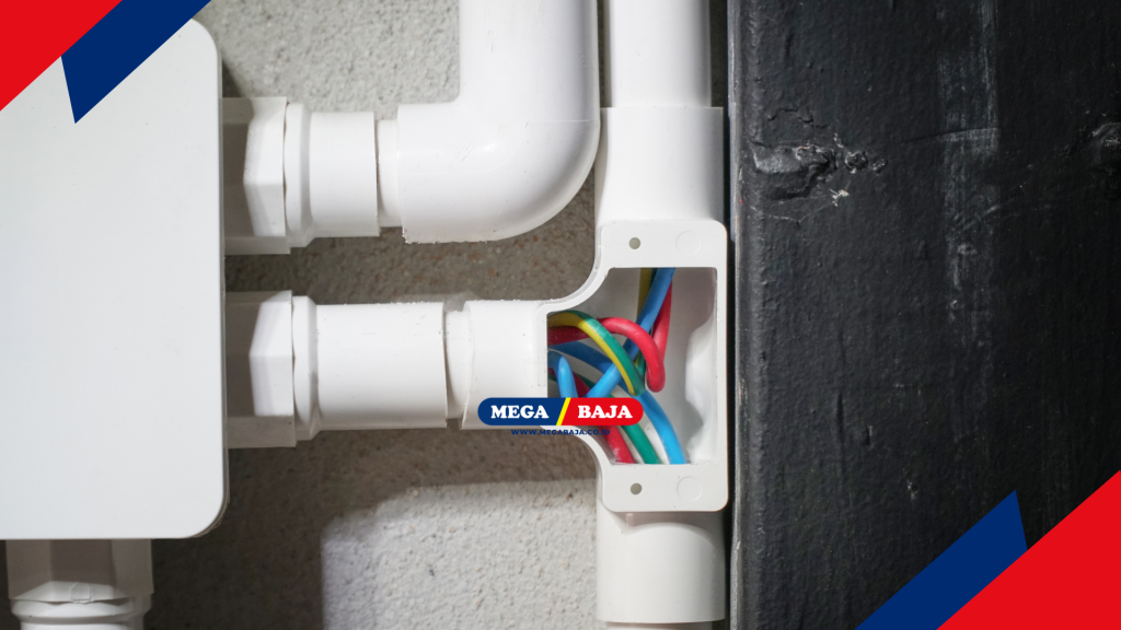 kabel yang mengarah ke area sanitasi harus dilindungi oleh pipa konduit