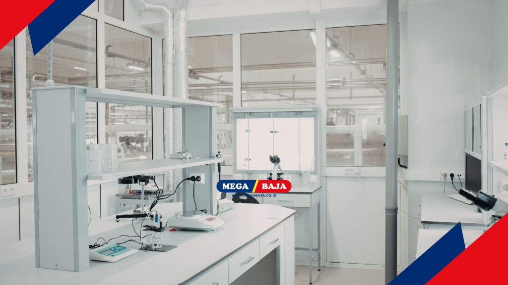 Dinding di dalam laboratorium farmasi tidak boleh memiliki celah, retakan,