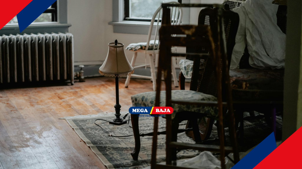 menyadari rumah mereka kekecilan saat barang-barang mulai menumpuk tidak teratur