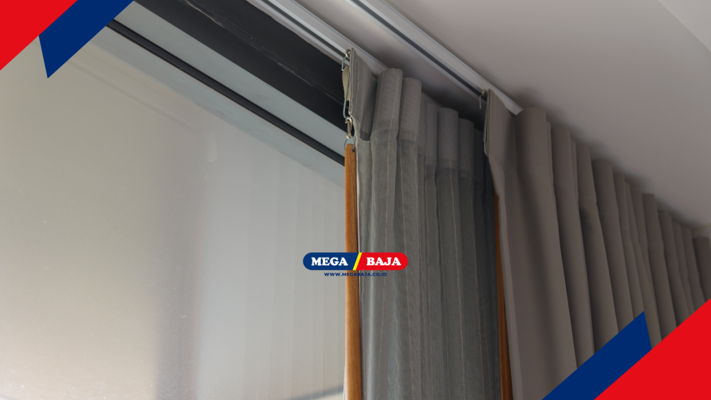 Desain gorden yang menjuntai tinggi dari plafon tentu membutuhkan sistem penyangga