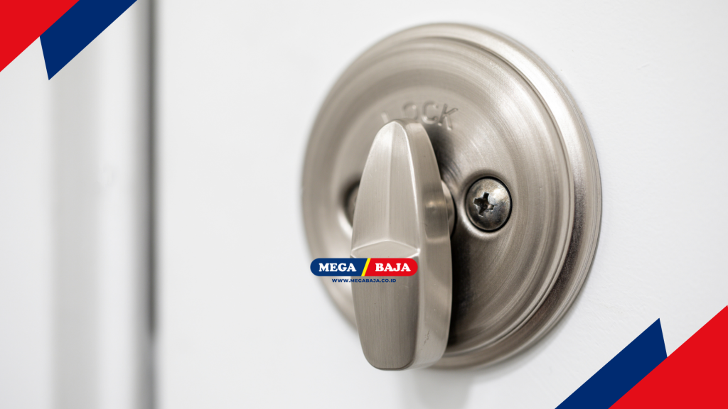 Anda memerlukan kunci ganda atau deadbolt yang tertanam jauh ke dalam kusen pintu