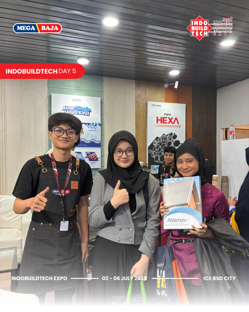 Pengunjung di Mega Baja Berfoto dengan Tim Booth yang menjadi Barista Kopi Gratis untuk Pengunjung
