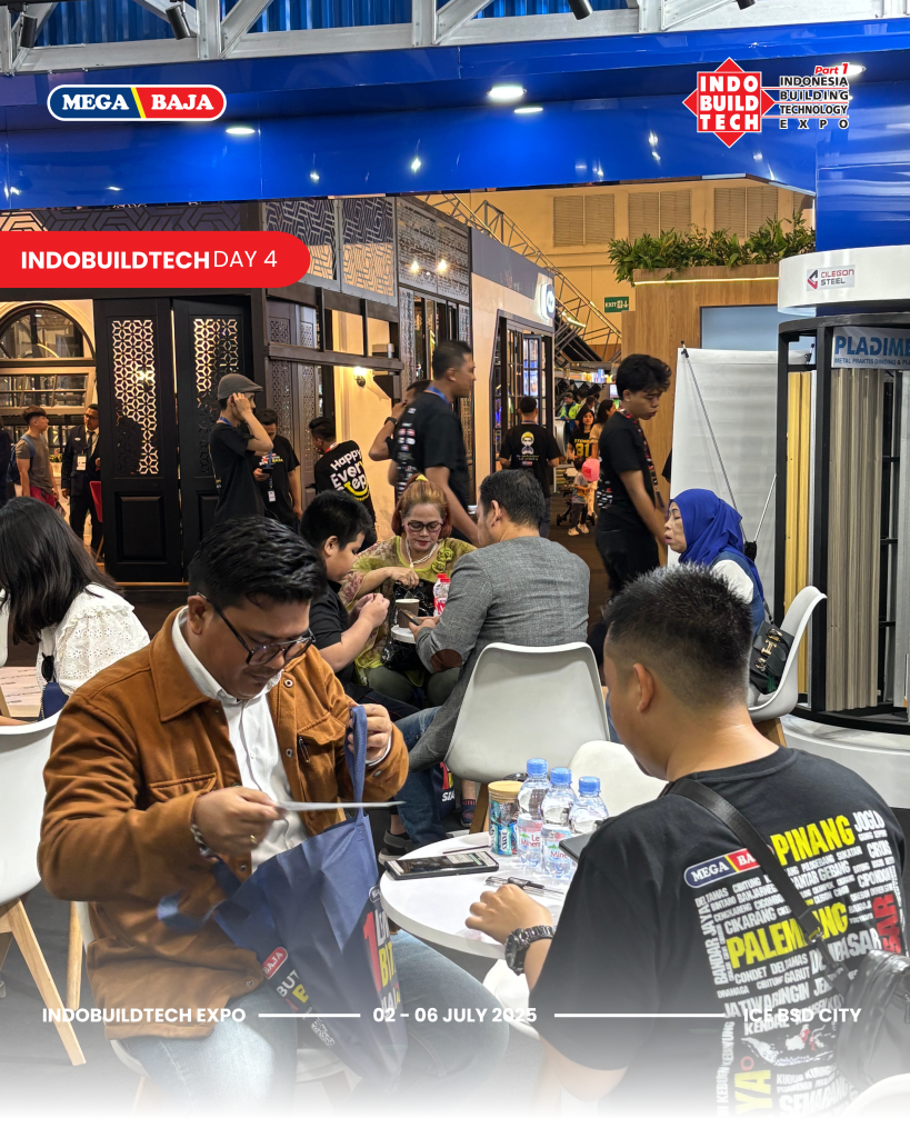 Marketing Mega Baja siap melayani dengan Sepenuh Hati