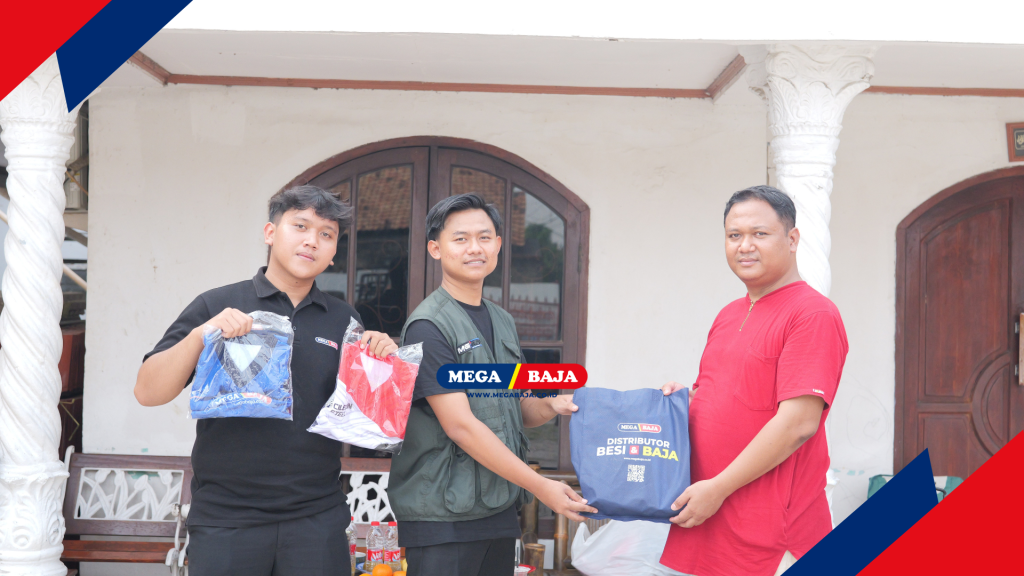 Tim Advertising dari Mega Baja memberikan cenderamata kepada Kontraktor