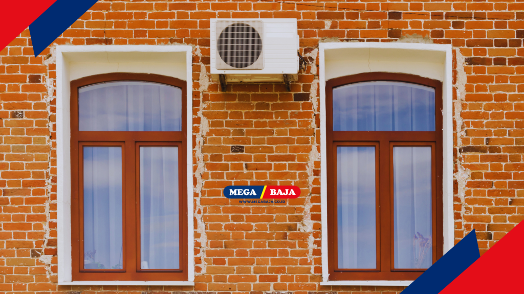 Jendela dan Air Conditioner di Rumah dengan Bata Eskpose