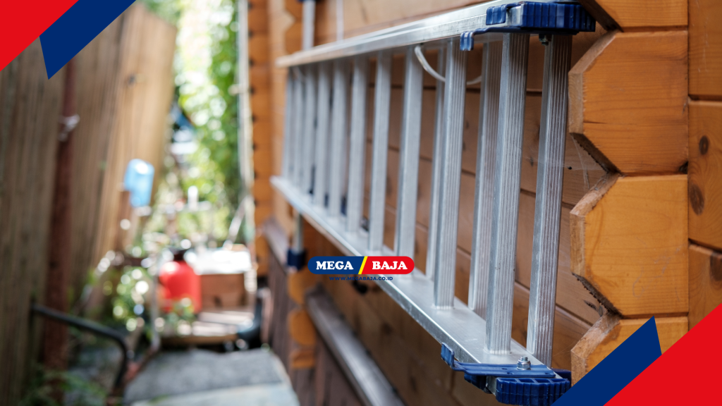 tangga kerja disimpan digantung ke dinding