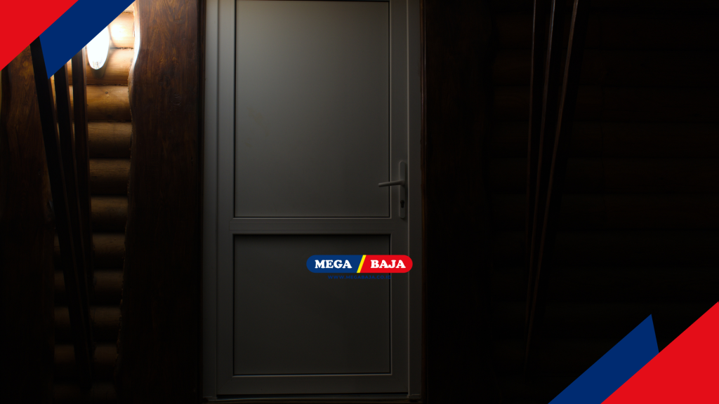 pintu putih tetap terlihat agak terang walaupun pencahayaan minim