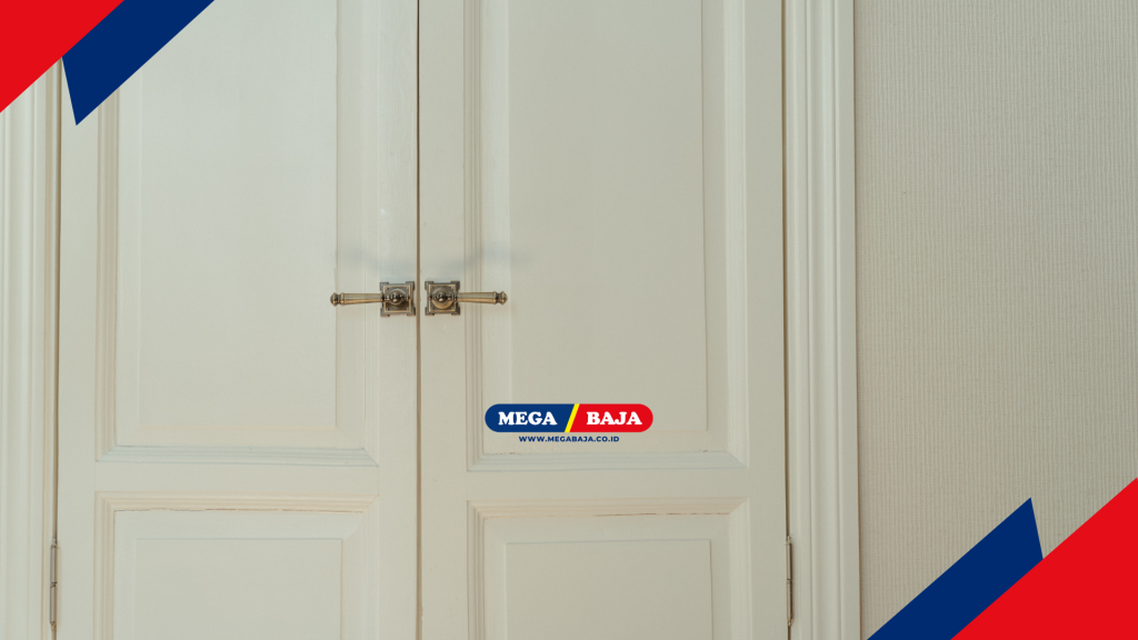 pintu ganda berwarna putih