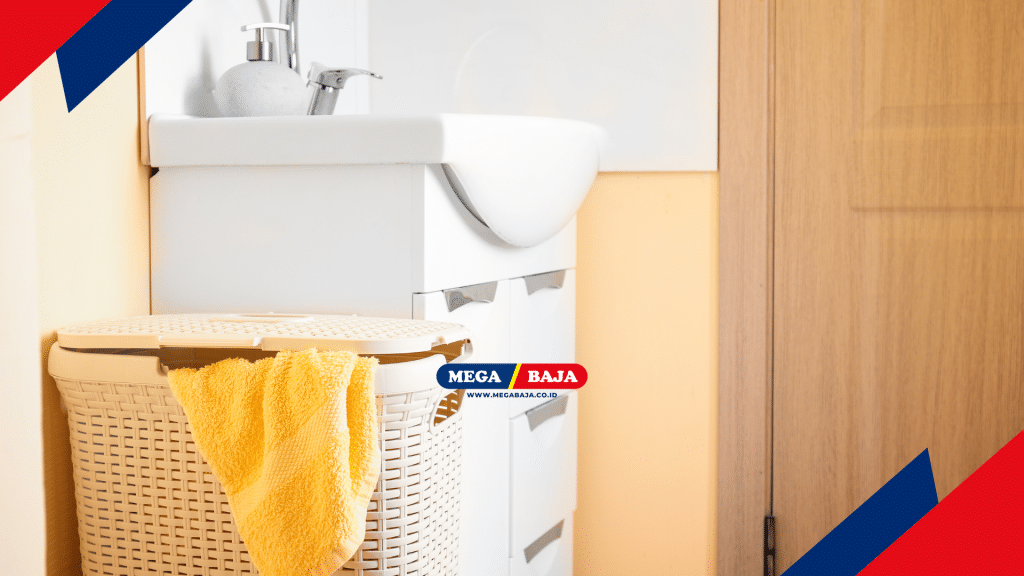 keranjang pakaian kotor di dekat area pintu keluar