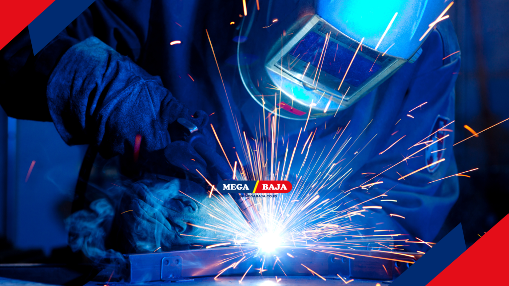 Welder sedang bekerja