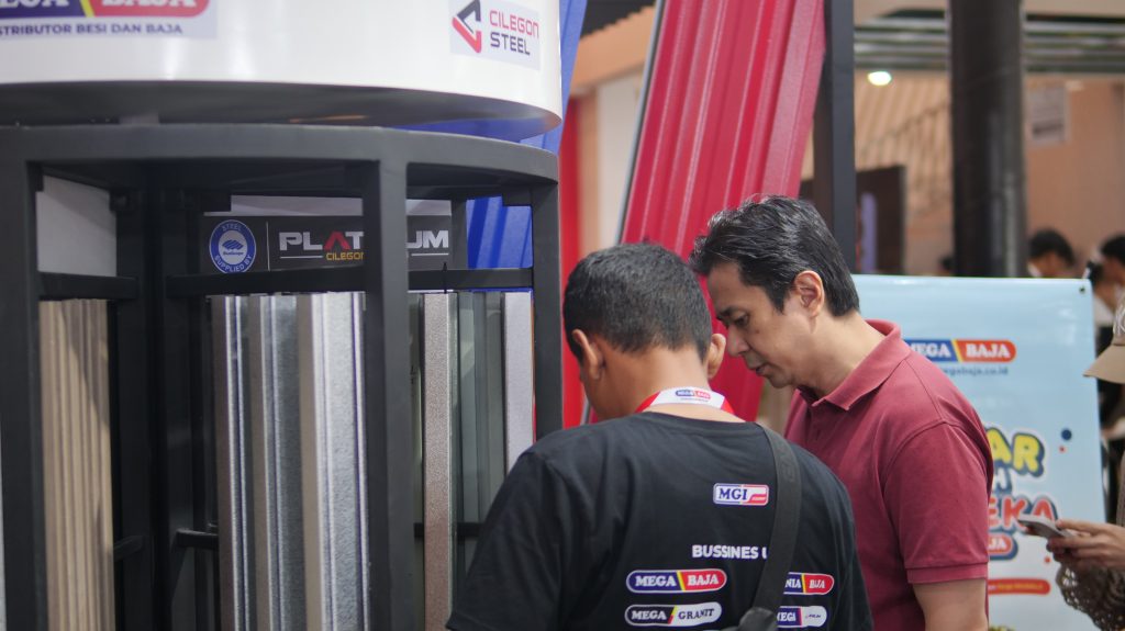 Marketing Mega Baja sigap melayani Pengunjung - 2025