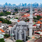 Roster Estetik Bergaya Ottoman Pada Fasad Masjid Pejaten : Istanbul Vibes di Jakarta