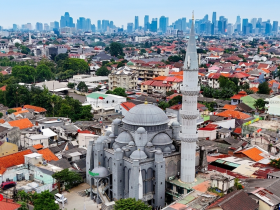 Roster Estetik Bergaya Ottoman Pada Fasad Masjid Pejaten : Istanbul Vibes di Jakarta