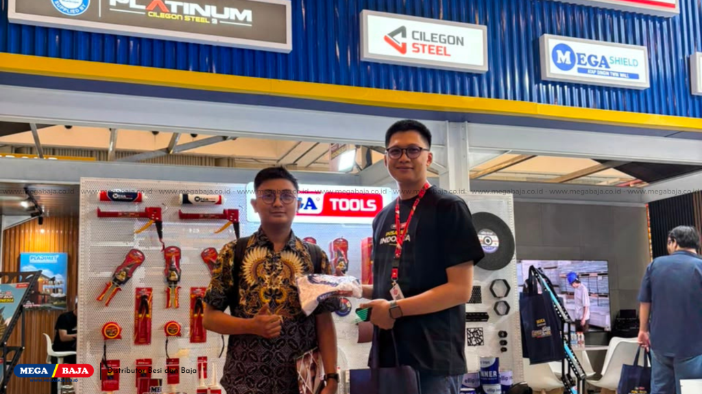 Marketing dan Visitor di Booth Mega Baja di IndoBuildTech Expo 2026