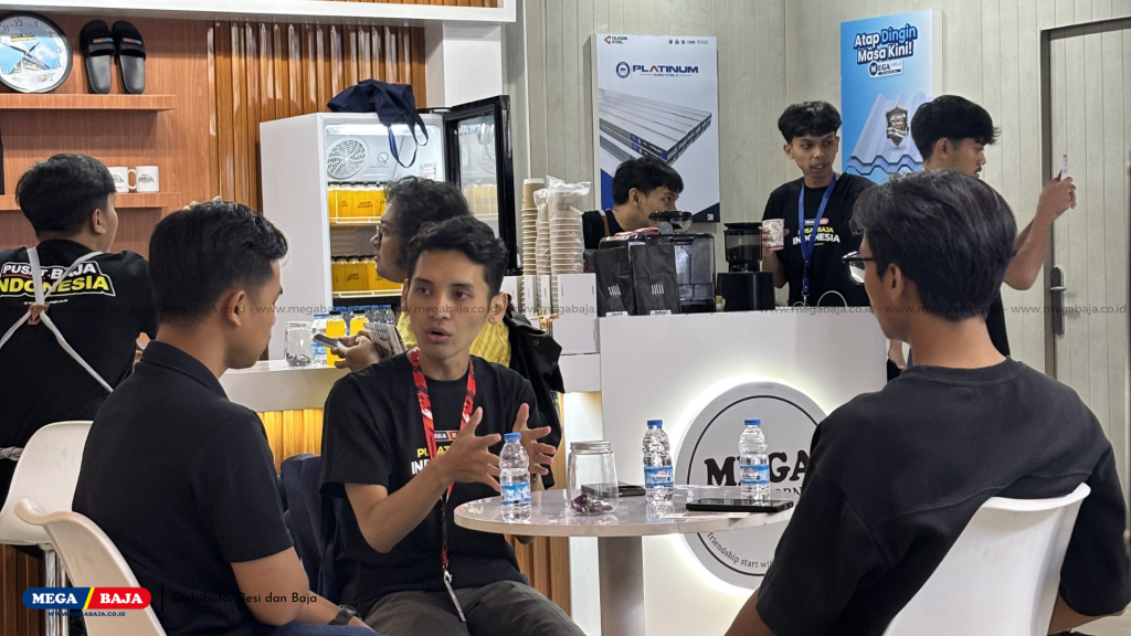 Marketing Mega Baja siap melayani dengan Suguhan Kopi