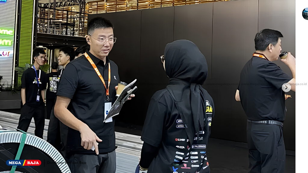 Pengunjung berdiskusi konsultasi santai dengan Marketing untuk Data Produk