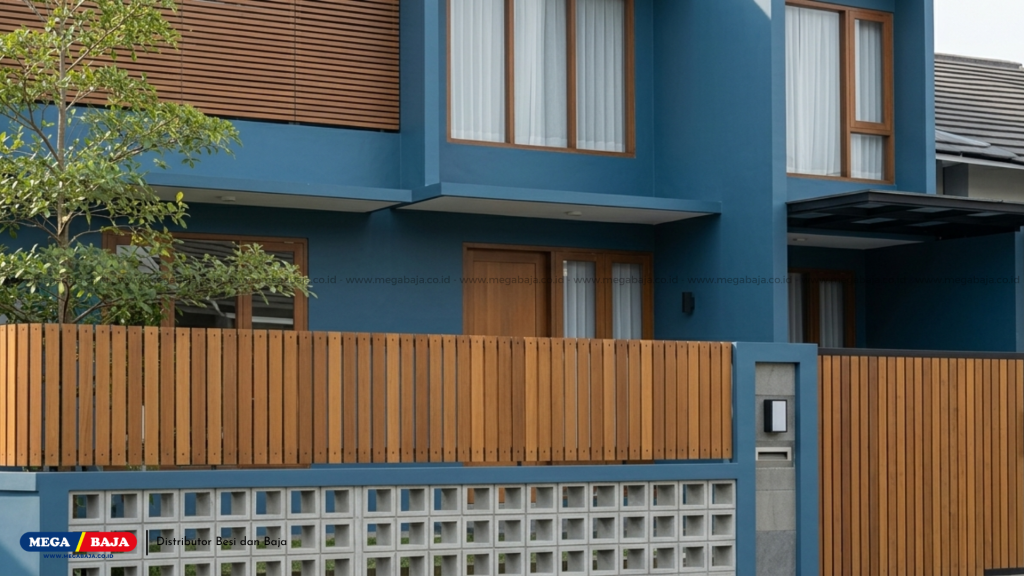 Rumah Minimalis dengan Pagar Roster dan Kayu