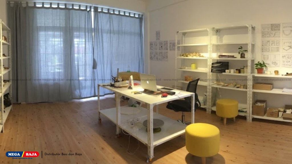 Interior Cantik dengan Meja Kerja Siku Lobang dan Rak Siku Lobang