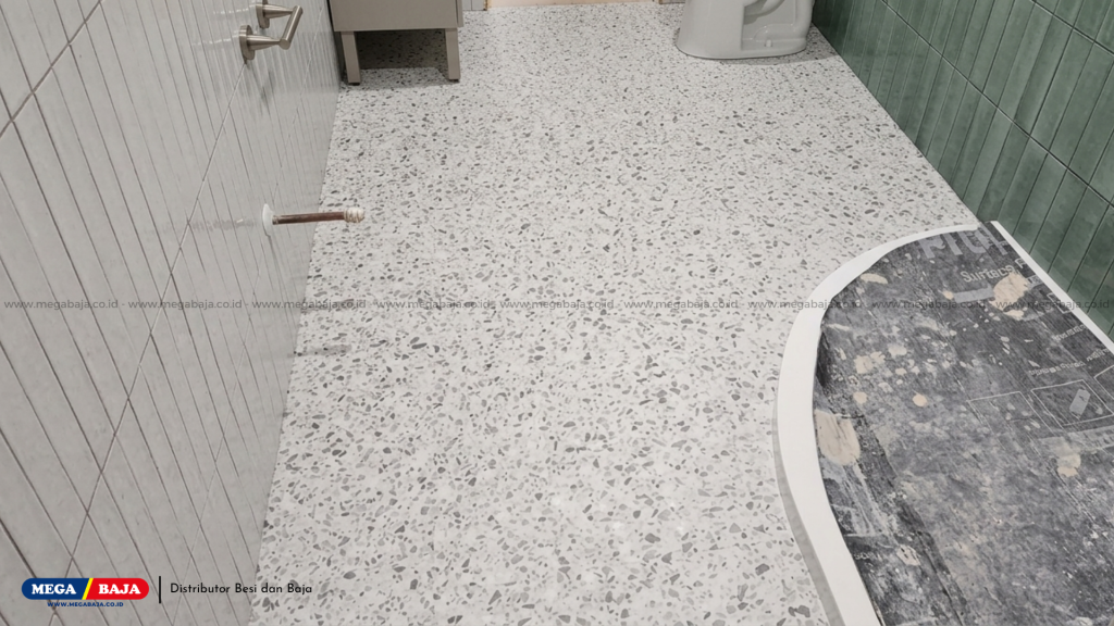 keramik dengan tekstur kasar berpola mikro di kamar mandi