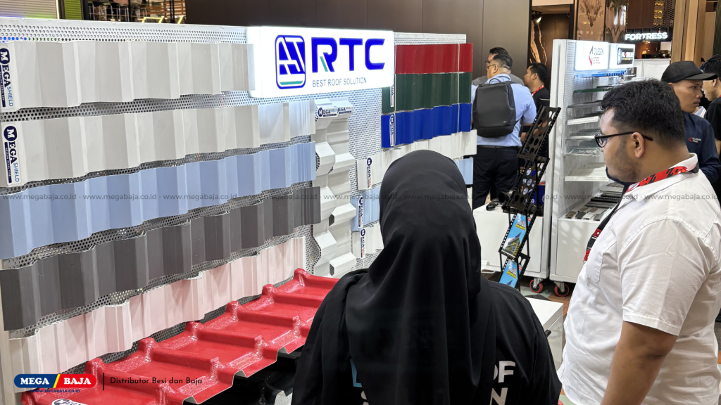 Interaksi Hangat dengan Pengunjung Sepanjang Hari ke-2 di Booth Mega Baja