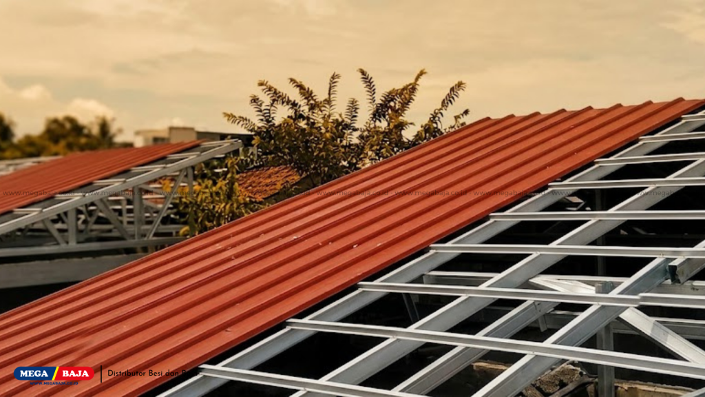 Memasang atap spandek membutuhkan ketelitian pada jarak reng dan pemencangan sekrup roofing