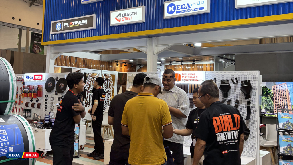 Interaksi Hangat dengan Pengunjung Sepanjang Hari ke-2 di Booth Mega Baja