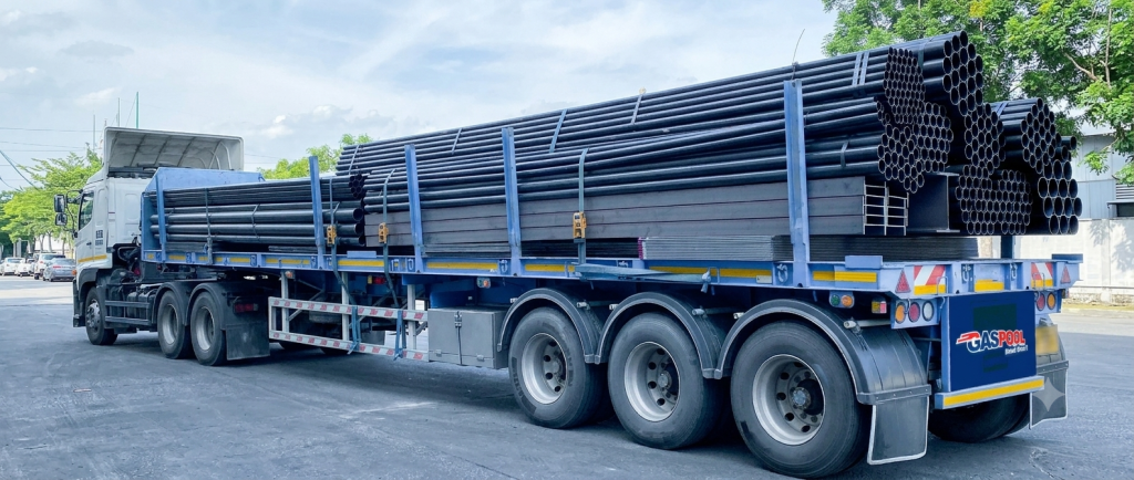 Truk Double Engkel Mega Baja Armada Distribusi Baja Berat