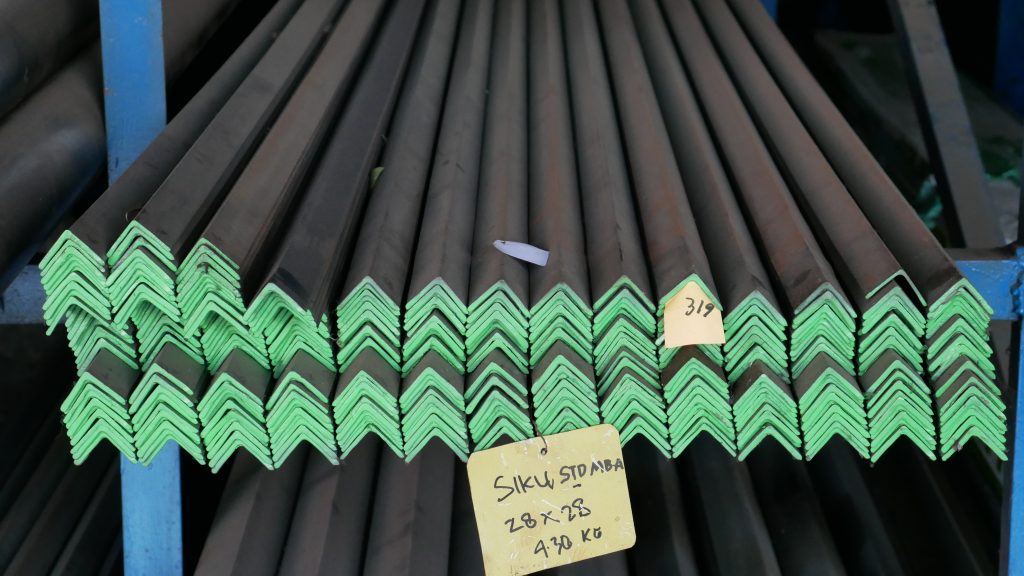 Besi siku presisi menjadi modular karena variasi