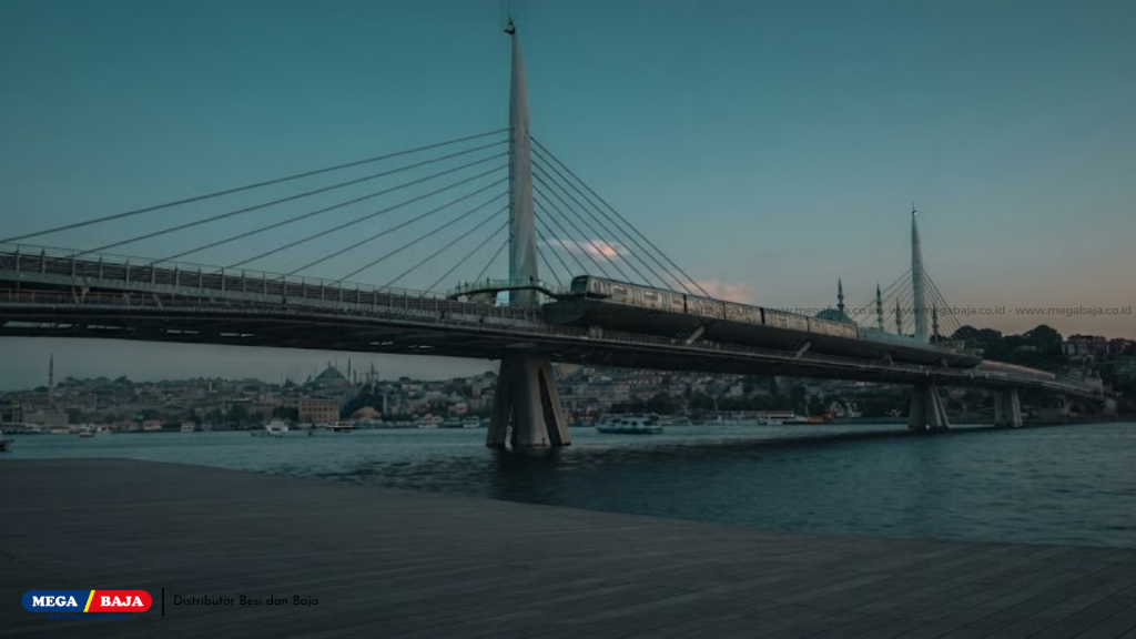 Jembatan Metro Golden Horn pada tahun 2014 berteknologi cable-stayed