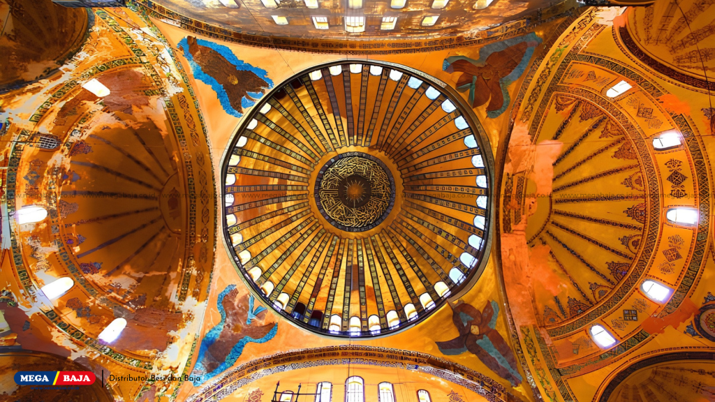 Kubah utama Hagia Sophia dikelilingi oleh cincin berisi 40 jendela.