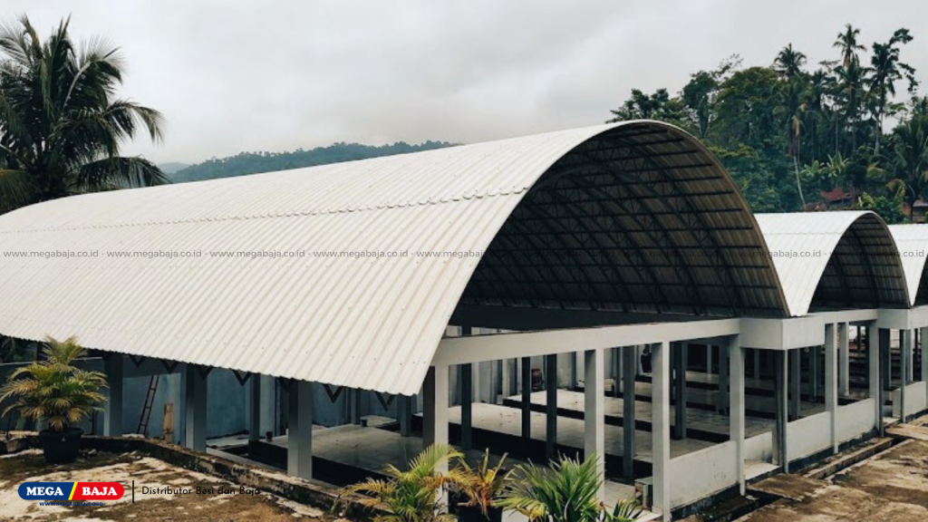 Penerapan atap melengkung merupakan solusi cerdas untuk menciptakan bangunan yang indah