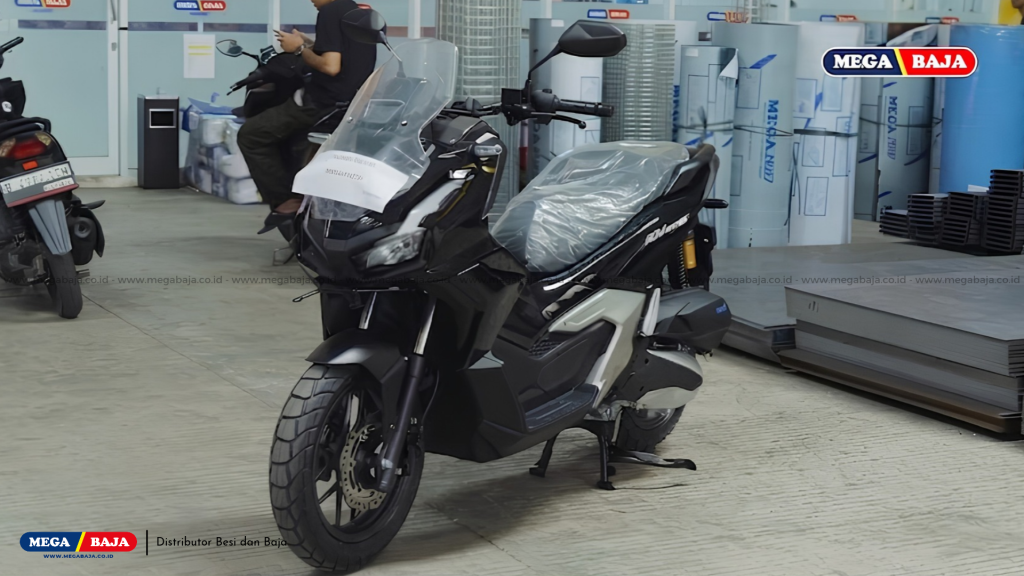 hadiah 1 unit sepeda motor Honda ADV dalam event Gebyar Merah Putih Mega Baja Condet