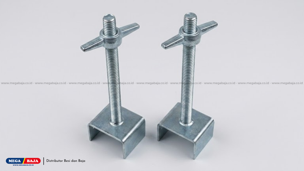 Apa fungsi utama penggunaan jack base pada tiang panggung rigging?