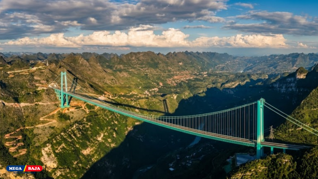 Jembatan Ngarai Besar Huajiang terletak di Provinsi Guizhou, kawasan Tiongkok barat daya