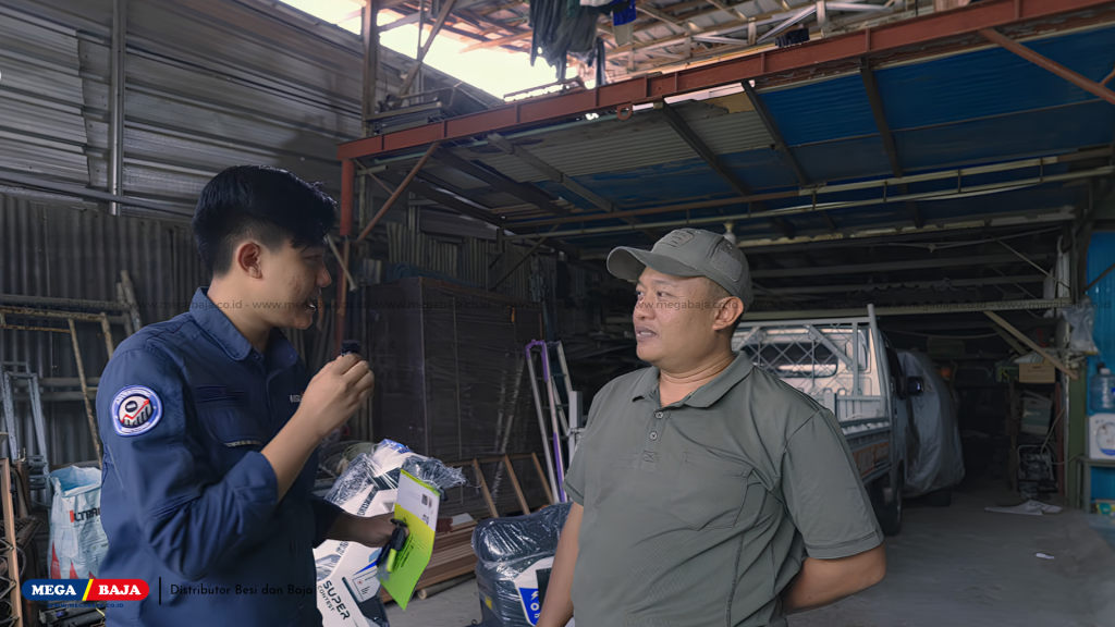 Pak Wahyu mendapatkan Hadiah Motor dari Mega Baja Ciledug