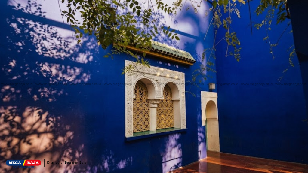 warna aksen yang sangat mencolok seperti Majorelle blue
