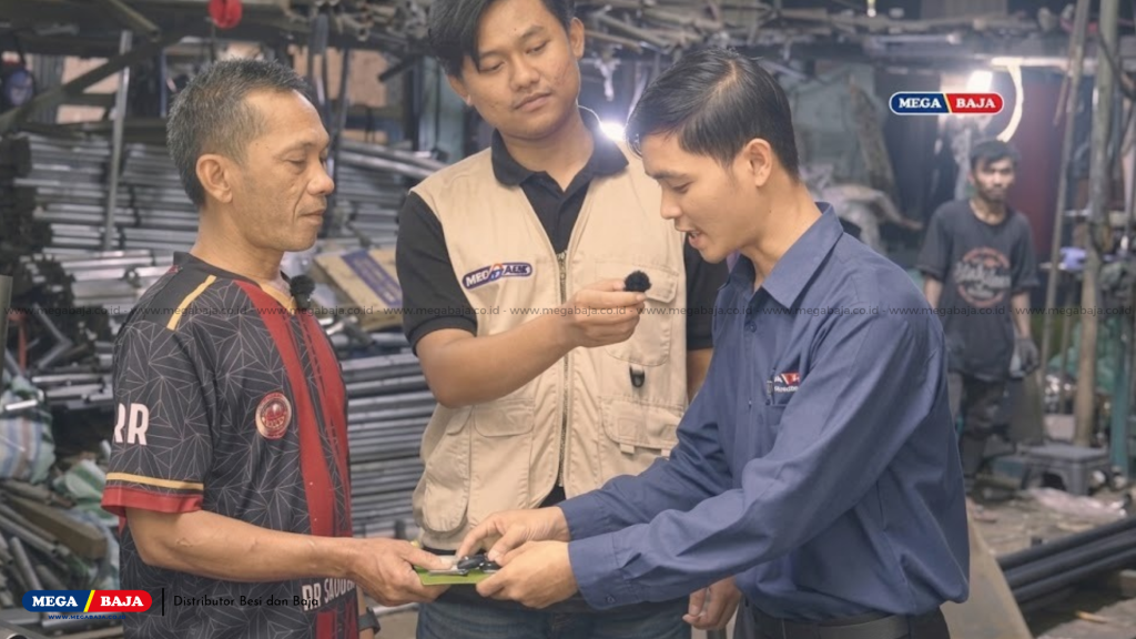 Momen Penyerahan Kunci Motor Listrik dari Mega Baja Cimahi ke Pak Yayat