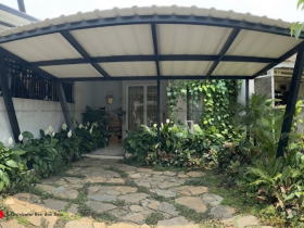 Inspirasi Kanopi Taman Mini di Rumah : Kombinasi Besi Hollow Hitam Yang Cocok