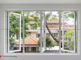Mengoptimalkan Efisiensi Bangunan dengan Kusen Aluminium Swing Modern yang Presisi