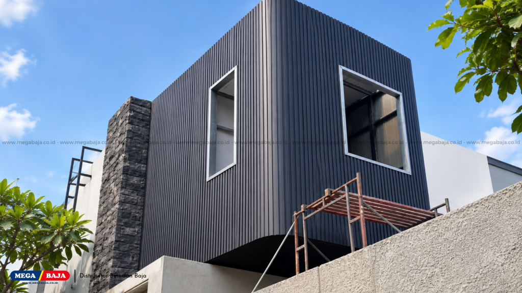 Bikin Pangling! Intip Progress 80% Balkon Lantai Dua Kontemporer Pakai Pladimet Matte Black