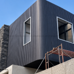 Bikin Pangling! Intip Progress 80% Balkon Lantai Dua Kontemporer Pakai Pladimet Matte Black