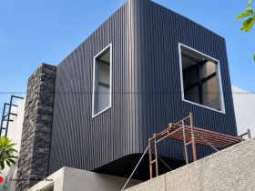 Bikin Pangling! Intip Progress 80% Balkon Lantai Dua Kontemporer Pakai Pladimet Matte Black
