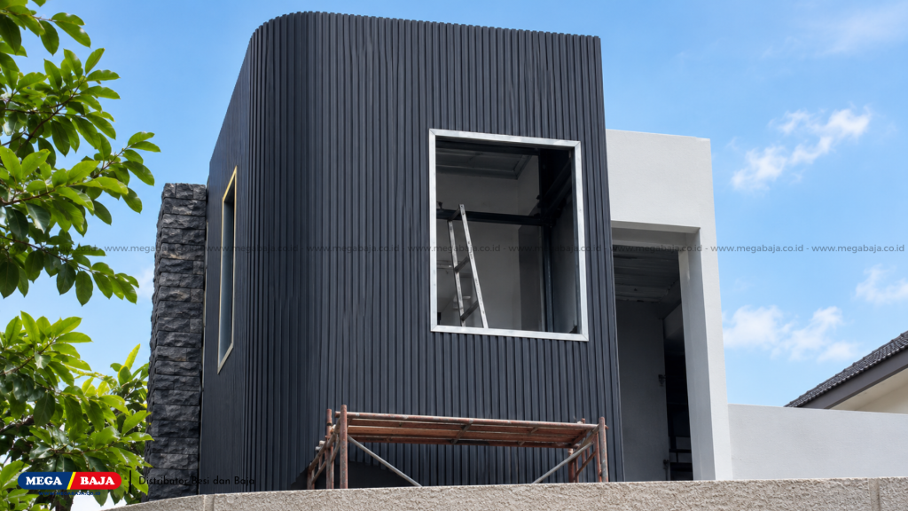 balkon lantai dua : Pladimet warna Matte Black dengan panjang empat meter