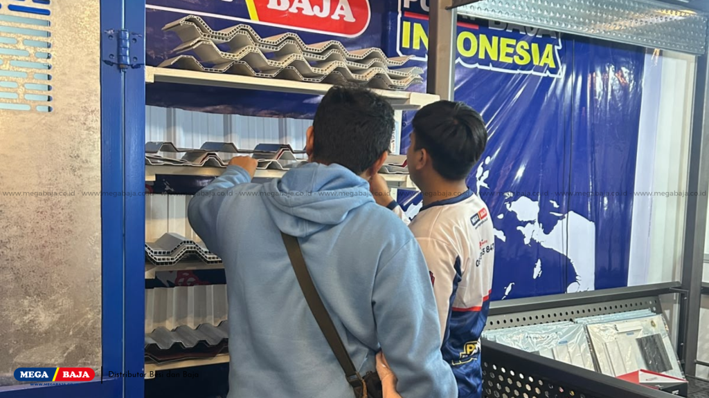 MARKETING DAN PENGUNJUNG PAMERAN YANG ANTUSIAS PRODUK ATAP
